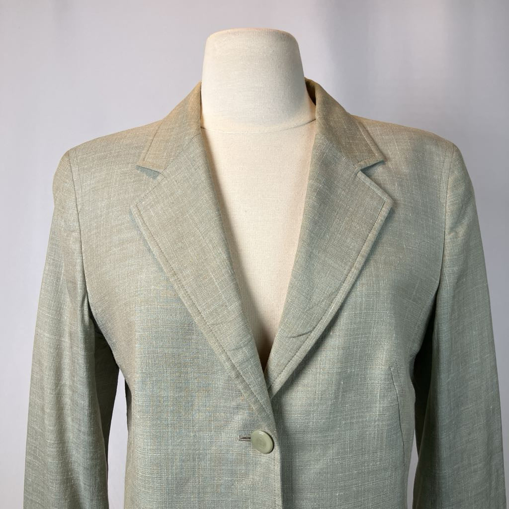 Light gray blazer on a mannequin against a plain background