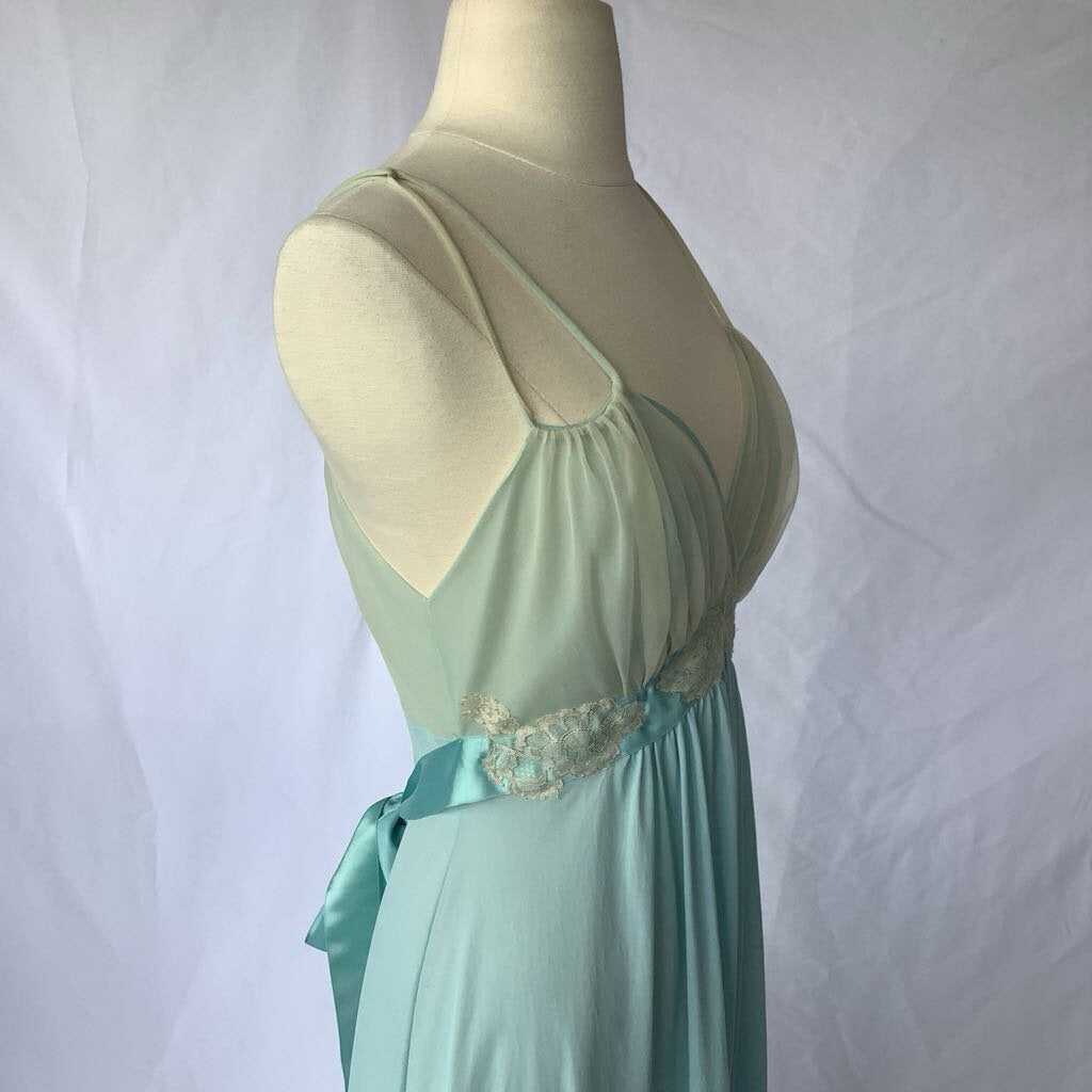 1960s Vanity Fair Light Blue & Lace Lingerie