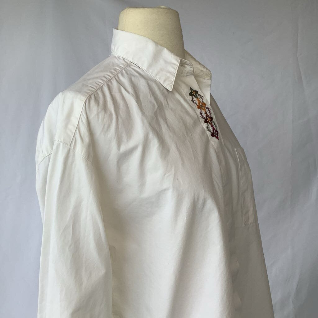 1990s Gap White Button Down w/ Embroidered Design