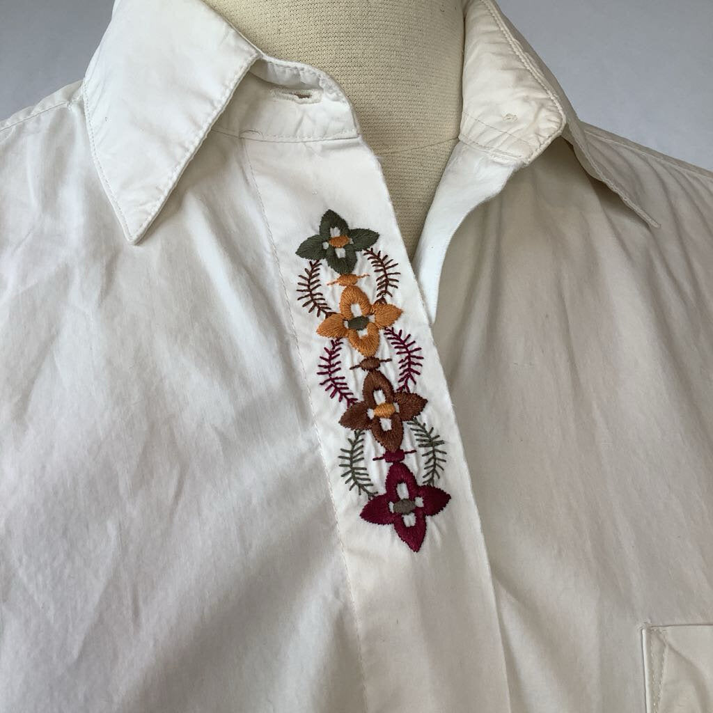 1990s Gap White Button Down w/ Embroidered Design