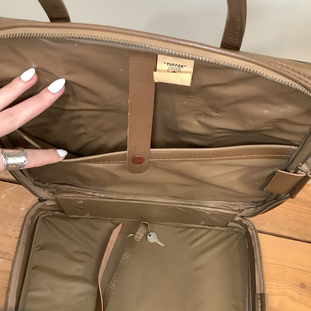 Amazing Vintage Mid Century Travel Case w Key(inside)