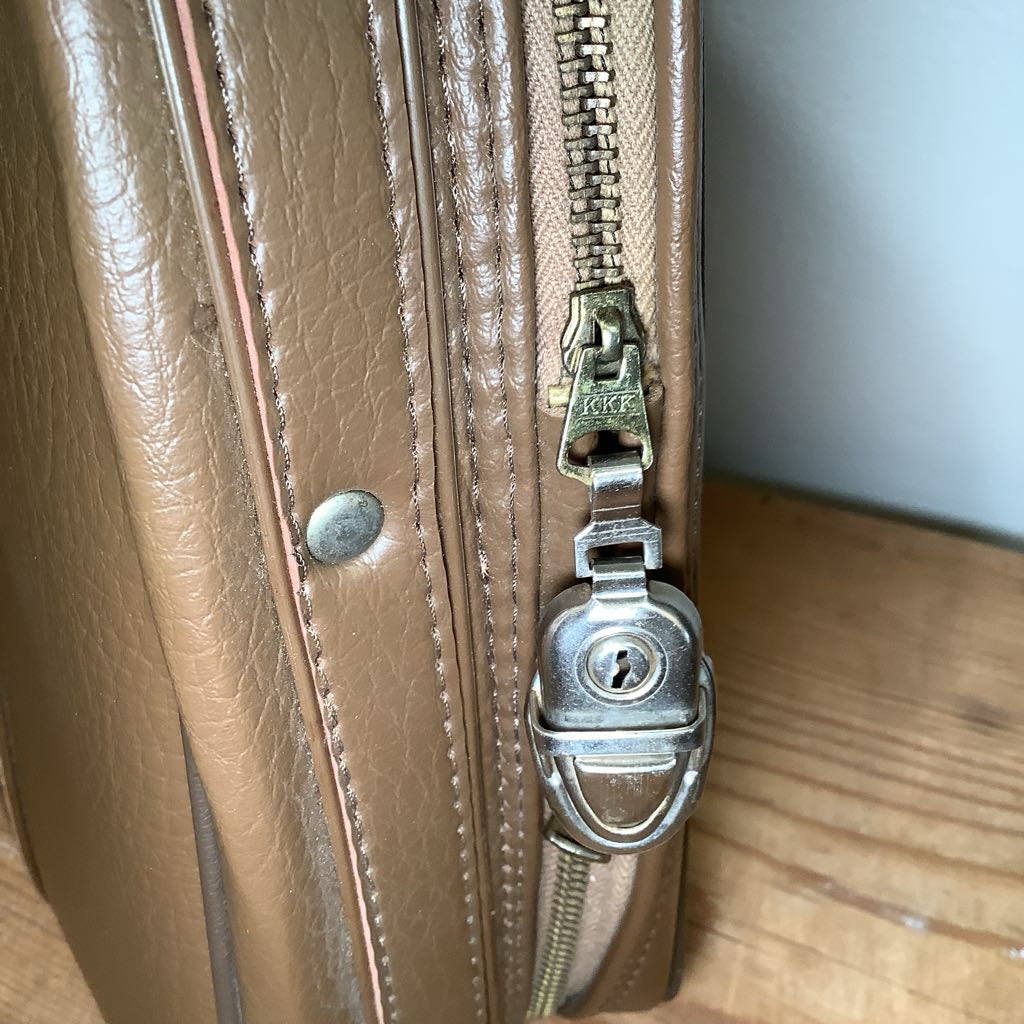 Amazing Vintage Mid Century Travel Case w Key(inside)