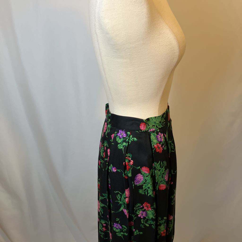 Floral-patterned skirt on a mannequin against a plain background