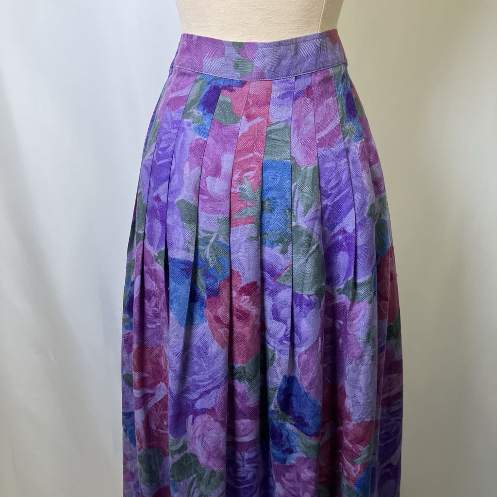Floral patterned skirt on a mannequin against a plain background
