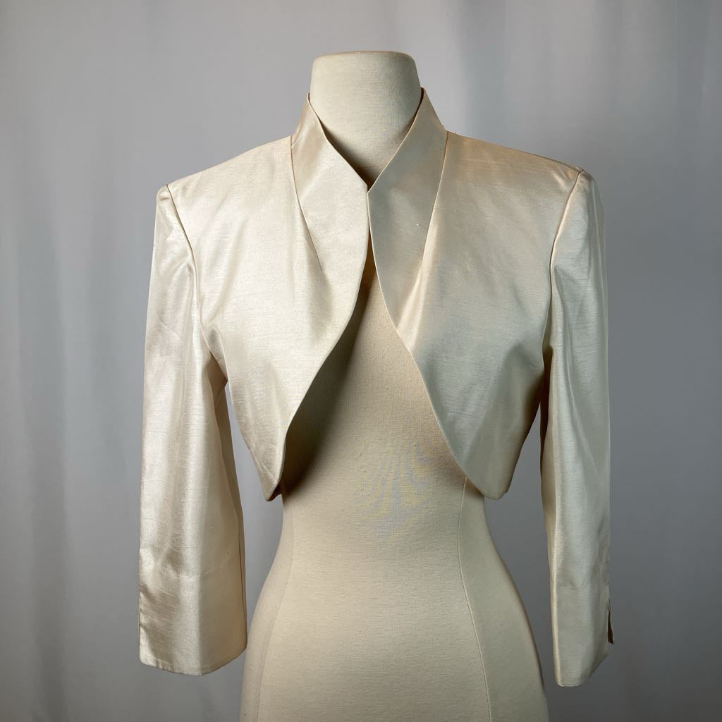 Beige blazer on a mannequin against a gray background