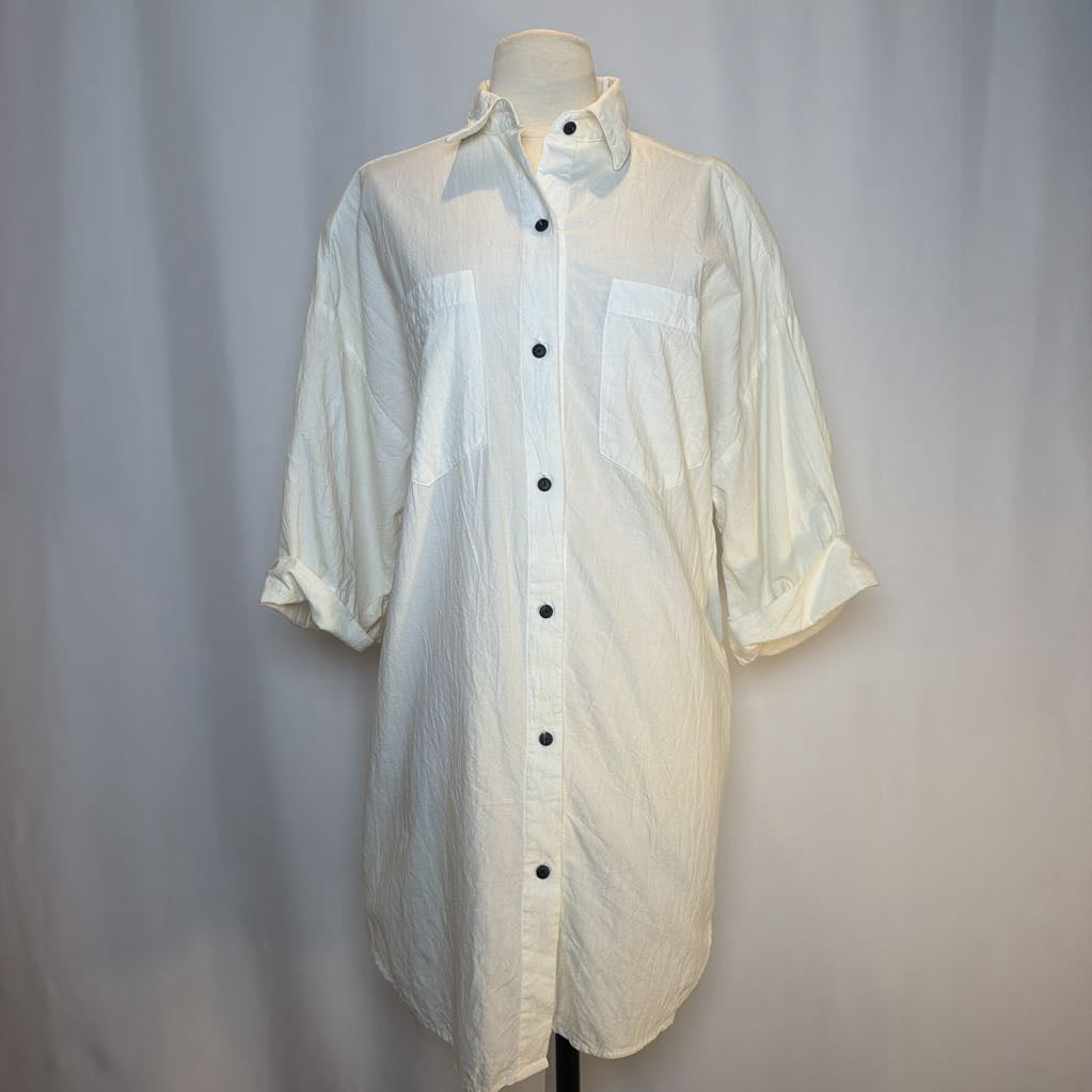 White button-up shirt on a mannequin against a plain background