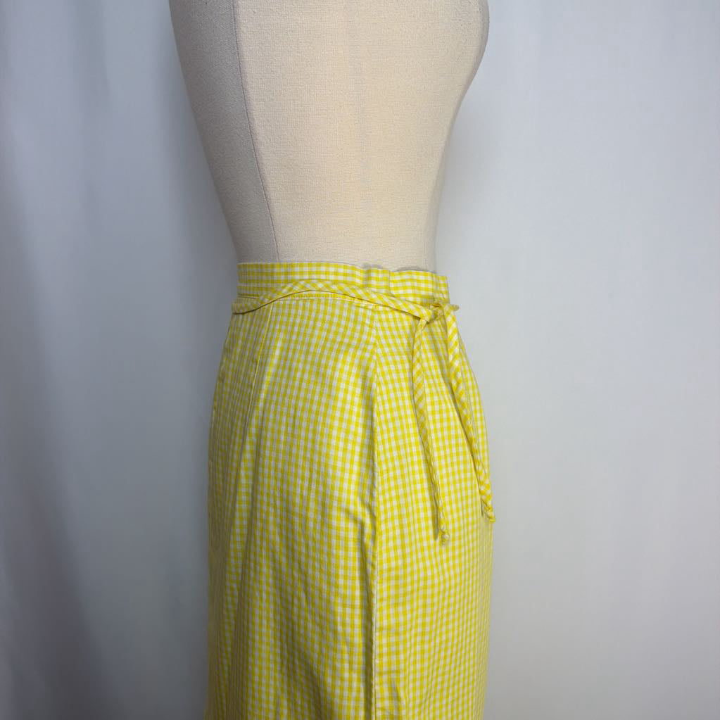 Mannequin wearing a yellow checkered skirt against a plain background