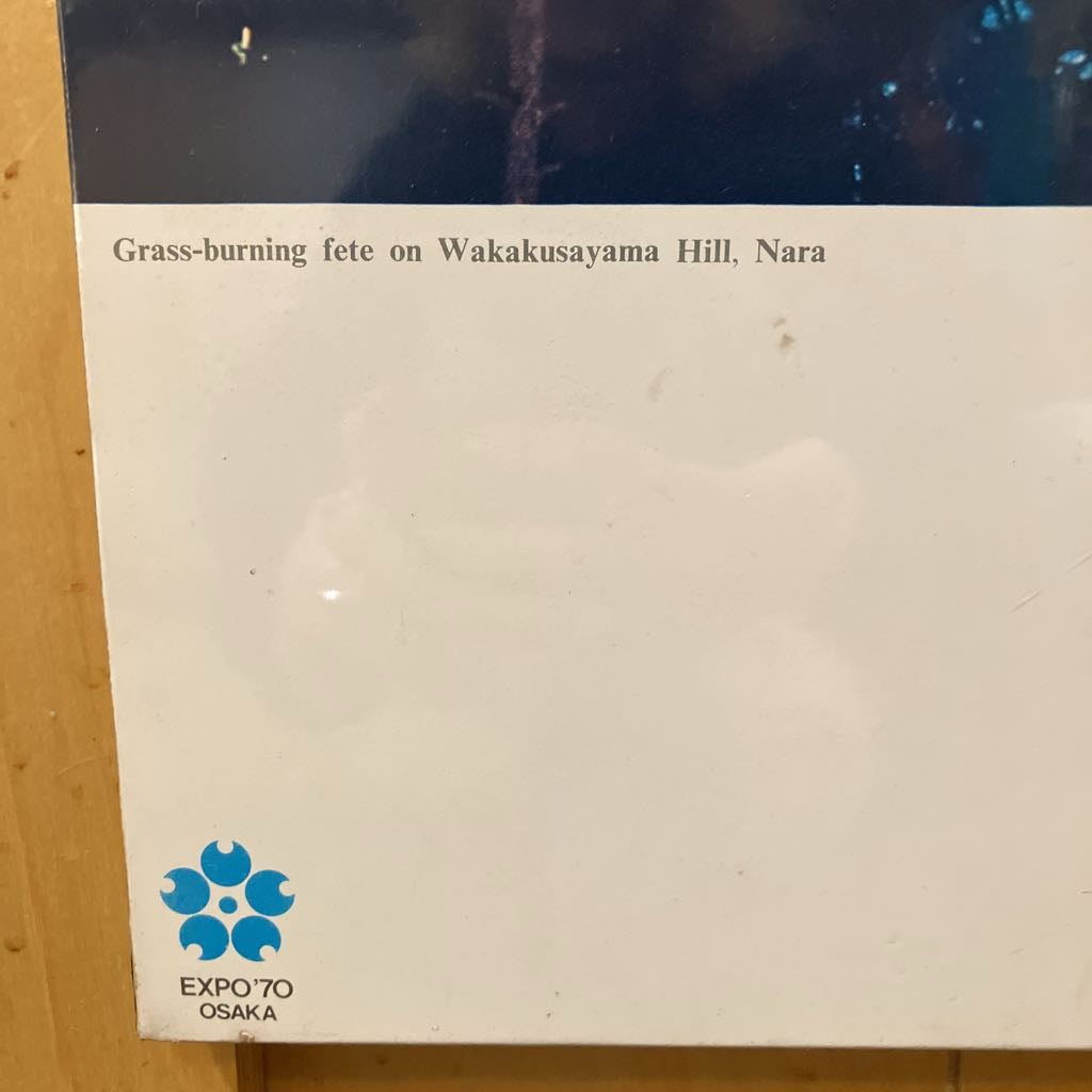 Card with text and a logo on a wooden surface