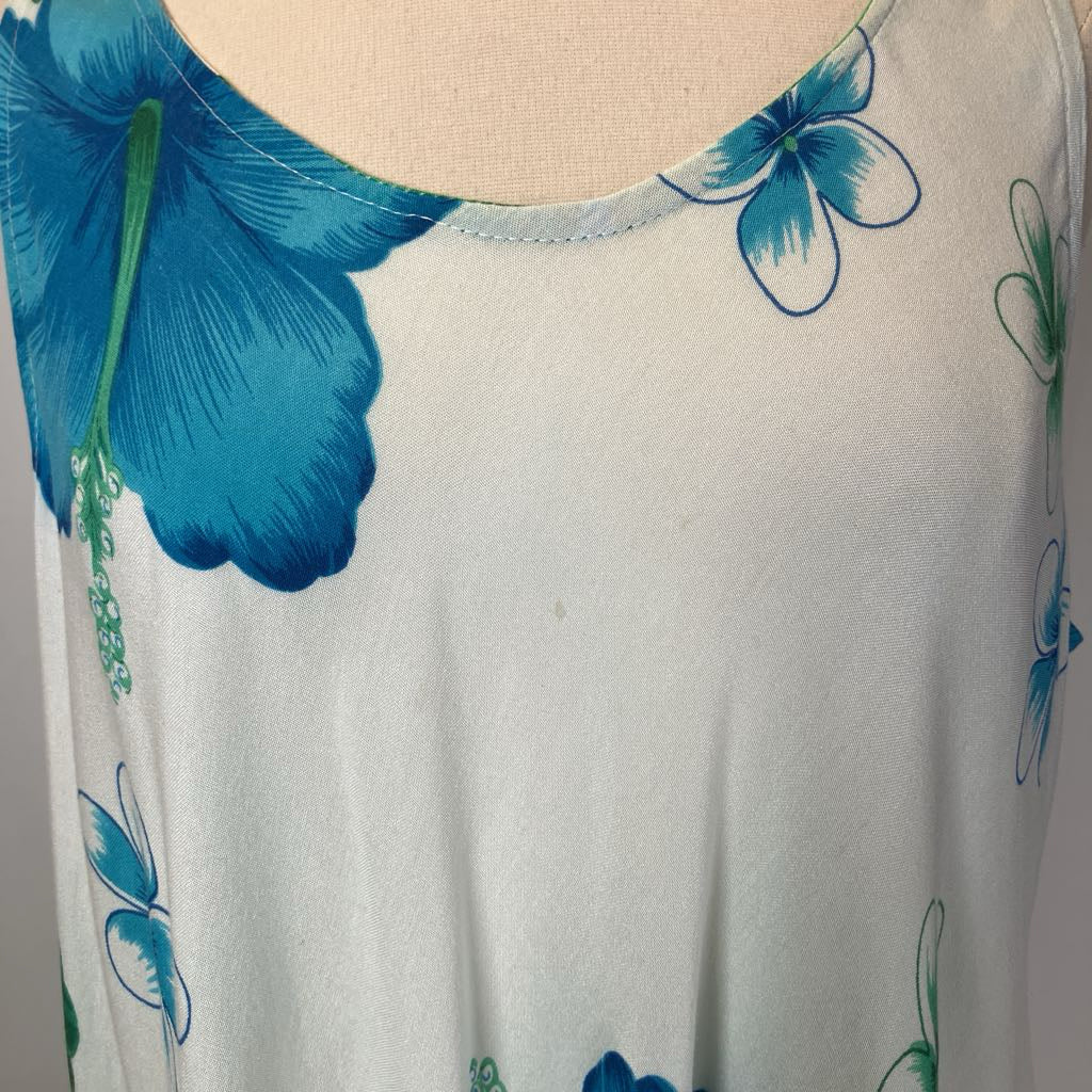 White top with blue floral patterns on a mannequin