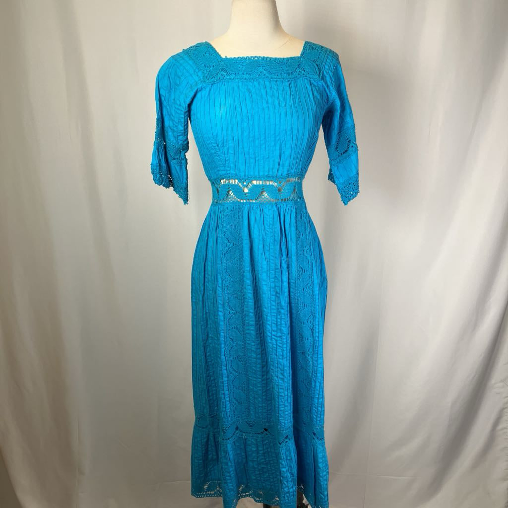 Blue dress with a belt on a mannequin against a plain background