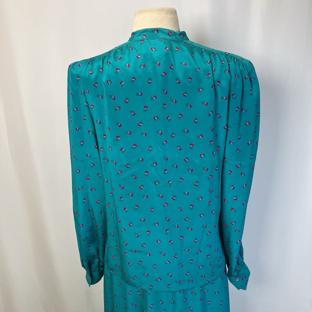 Silk set from the back on mannequin with simple white background