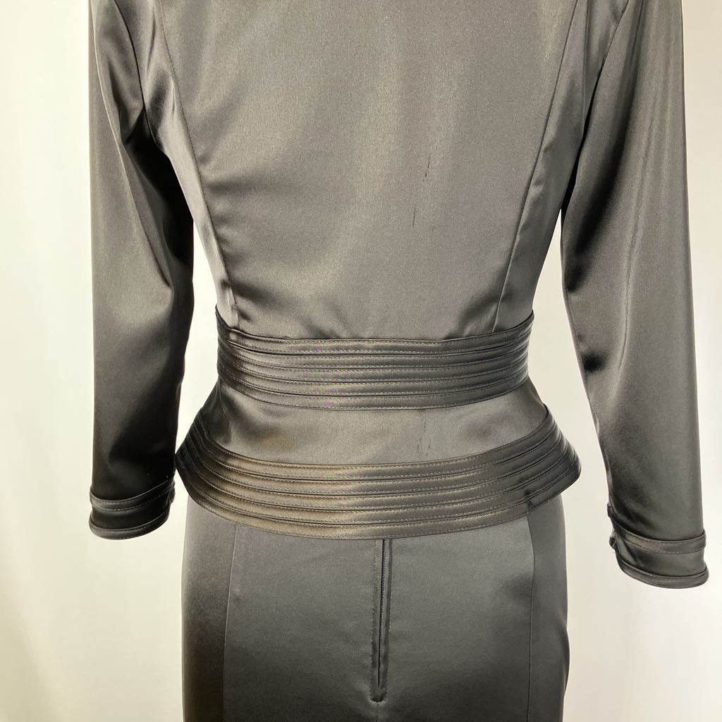 Gray long-sleeve top with a ribbed waistband on a beige background