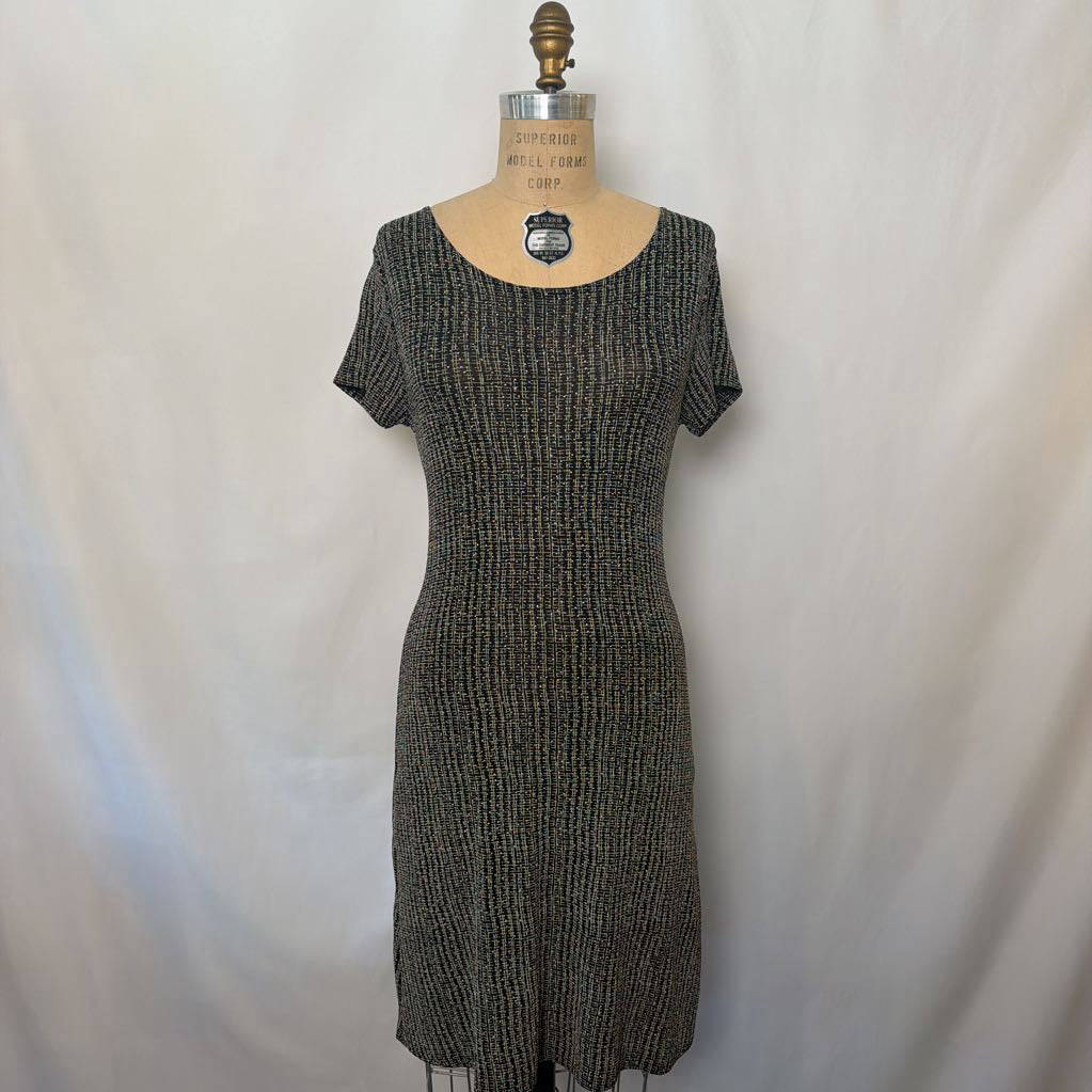 A short-sleeve, scoop-neck knit dress in a gray and black textured pattern, displayed on a vintage dress form mannequin against a white fabric backdrop.