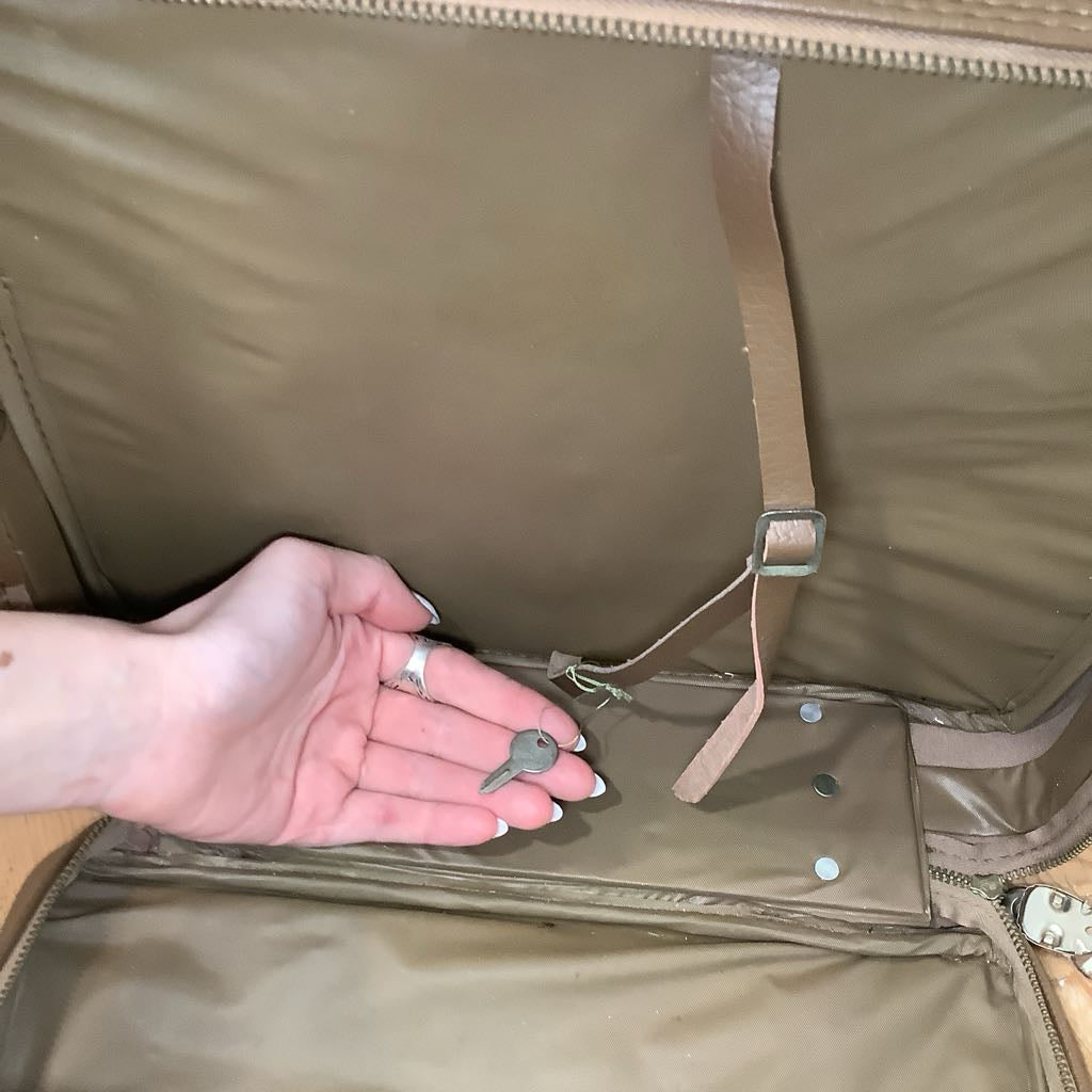 Amazing Vintage Mid Century Travel Case w Key(inside)