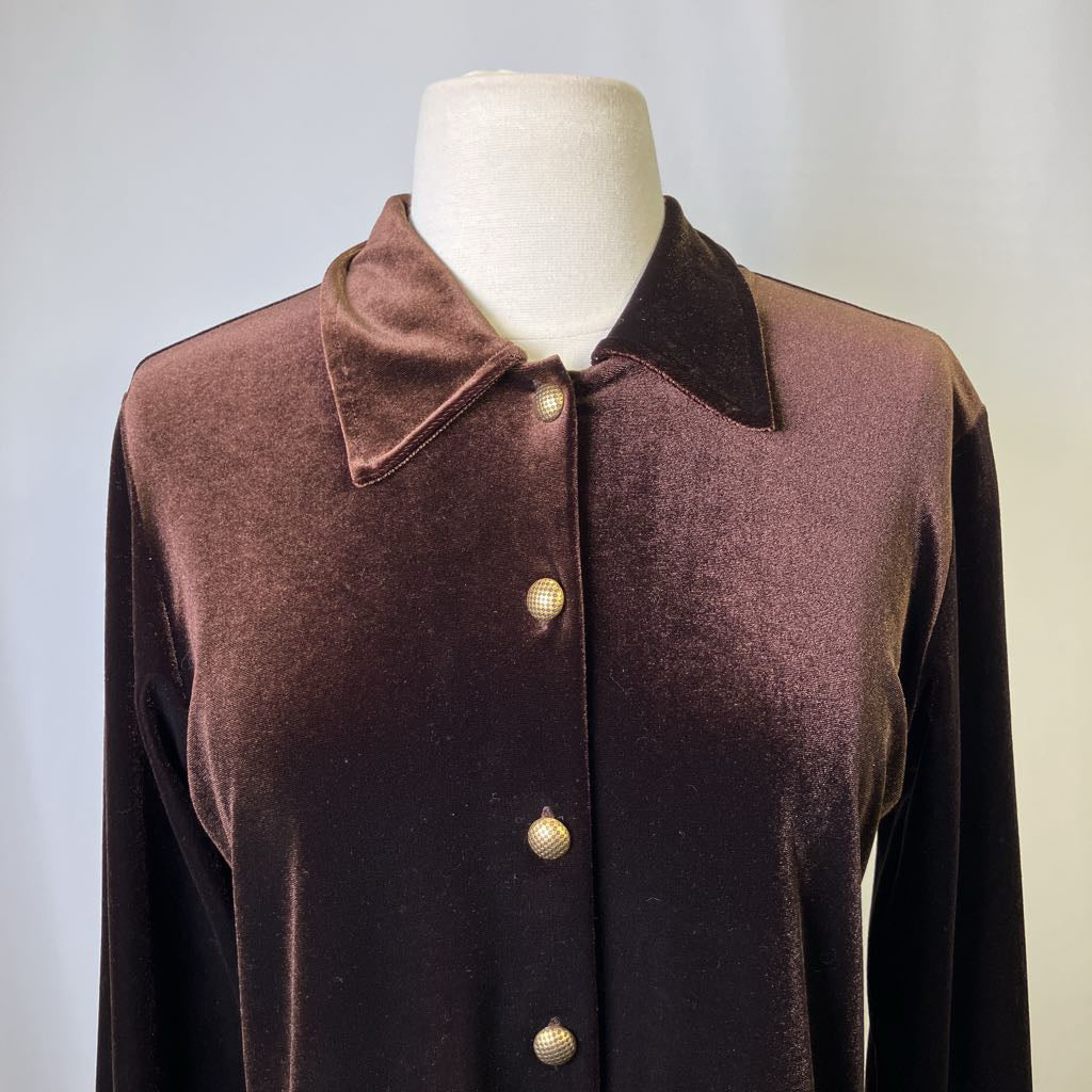 Brown coat with velvet collar on a mannequin against a plain background