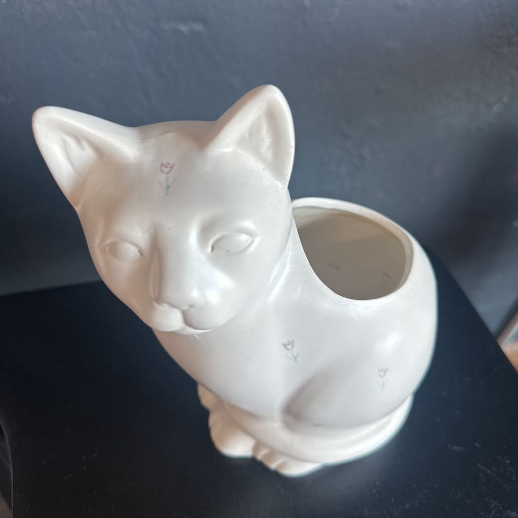 1989 White Ceramic Cat Planter w/ Decorative Tulips