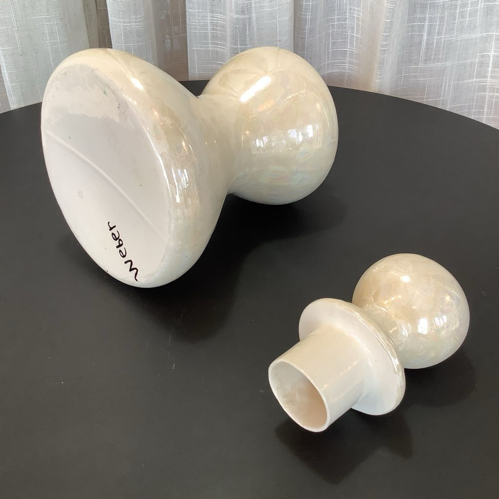 Bottom view of a canister with lid detached 