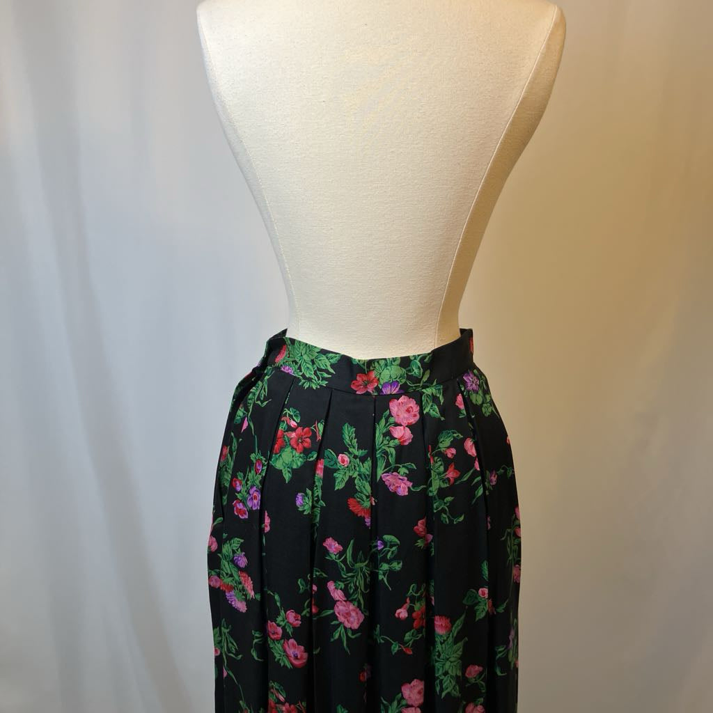 Black skirt with floral pattern on a mannequin against a plain background