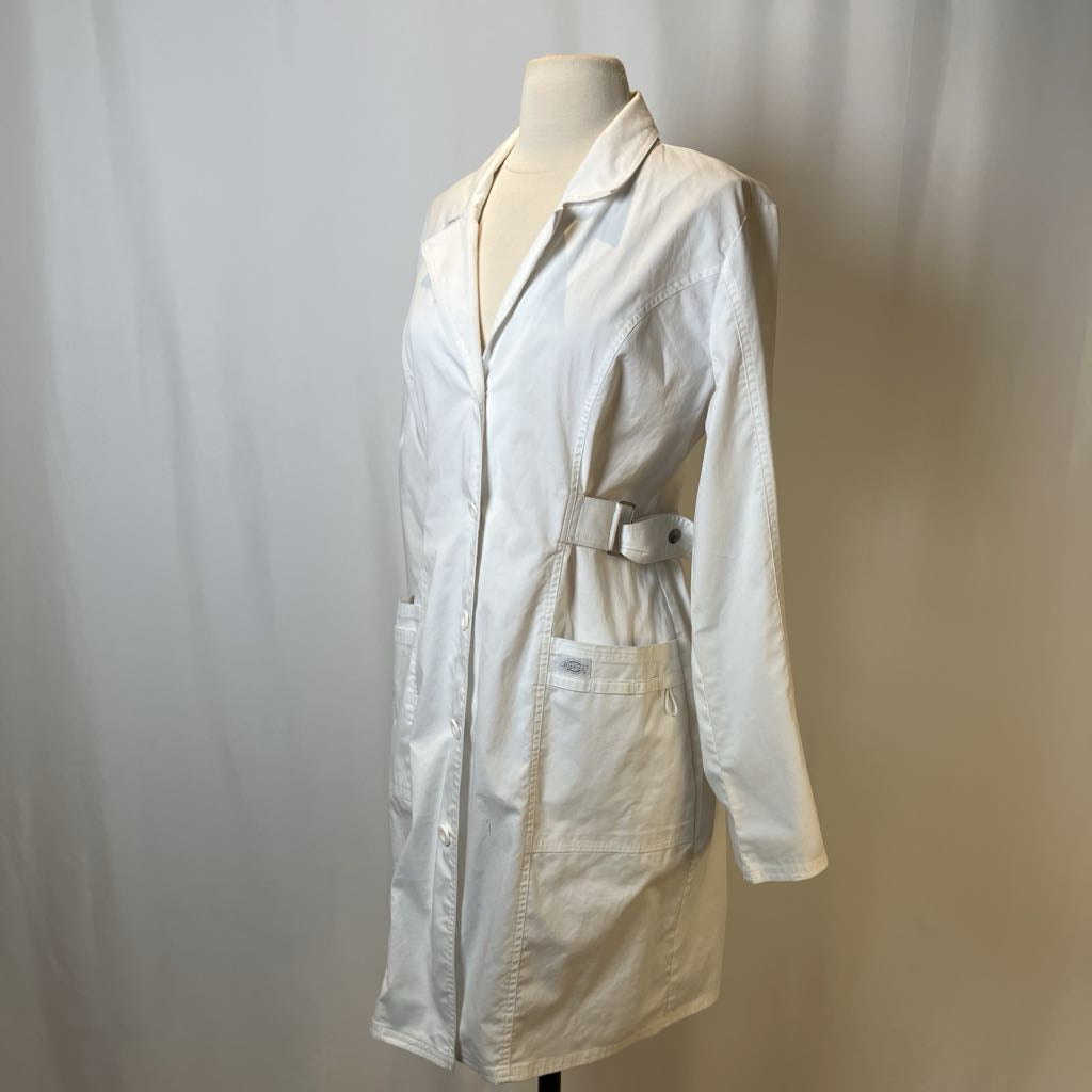 Light-colored trench coat on a mannequin against a plain background