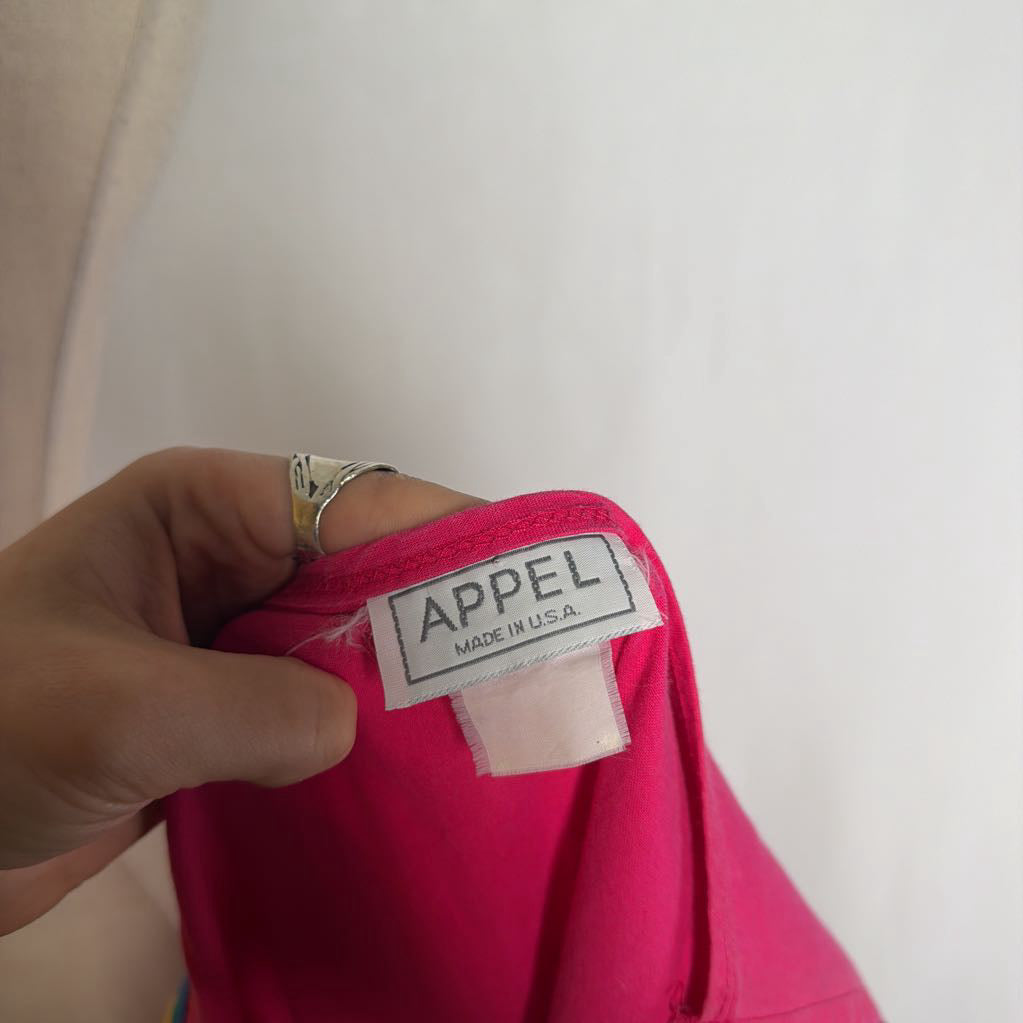 Hand holding an Appel label against a white background. 