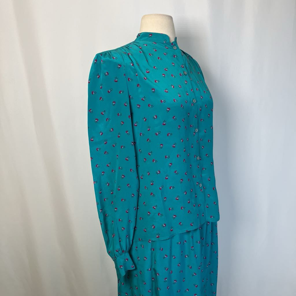 Picture showing the side of the silk set on mannequin with simple white background