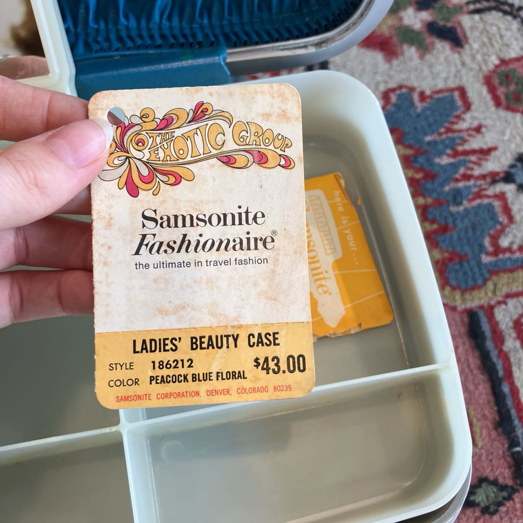 Samsonite Fashionaire beauty case packaging held by a hand with a colorful background.