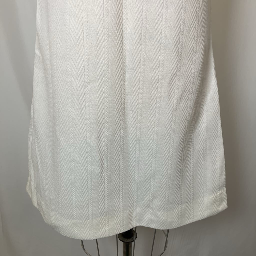 White textured skirt on a mannequin against a plain background