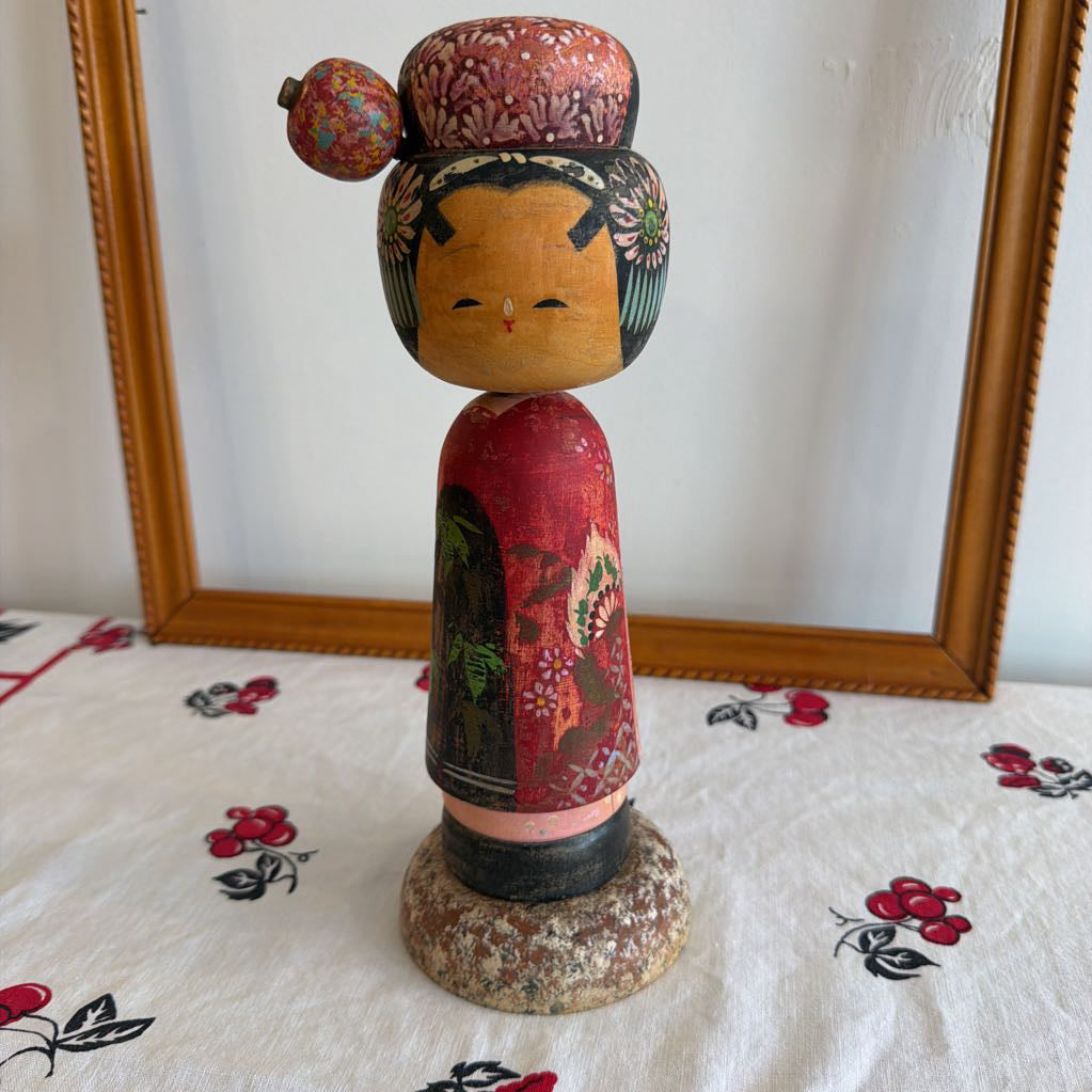 Vintage Kokeshi doll made of wood and her head moves 
